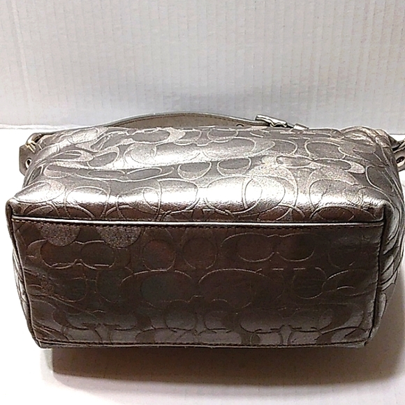 L@@K! Vintage & Rare COACH Metallic Silver Signature C embossed Demi Baguette - Picture 4 of 16